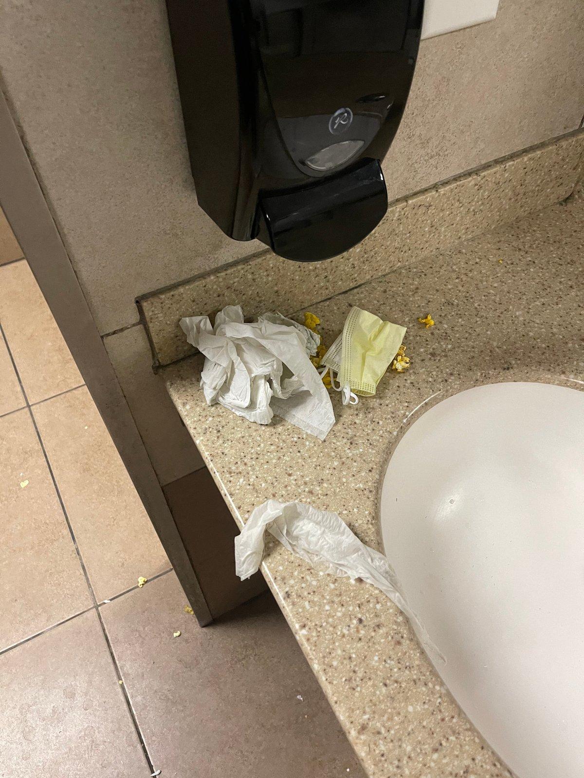 Regal Cinemas Oakmont 8